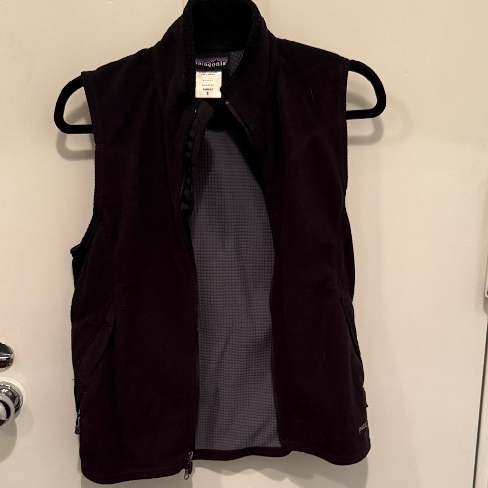 Patagonia Women’s Black Vest. Barely worn. Super fresh, fits a small (size 2-8)